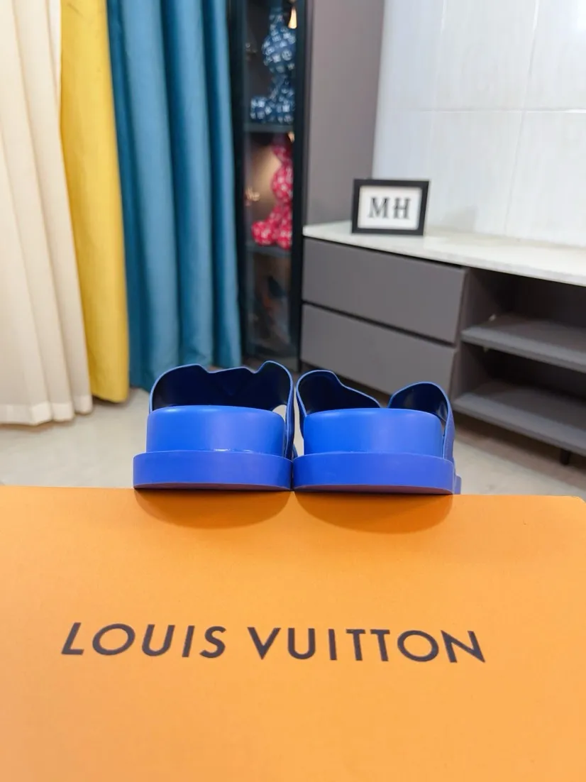 Men's shoes💰300🌹🌹【LV】Multi-color new men's slippers, original top-quality version, original special cowhide with pebbled embossing➕sheepskin on the inner and side, non-slip combination sole, more stable walking, more comfortable and lightweight, high-end and generous, size: 38~44